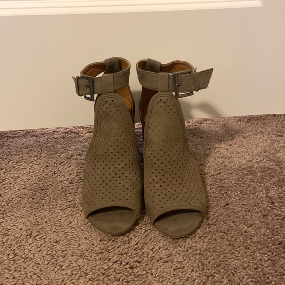 Peep toe sandal - Picture 2 of 3